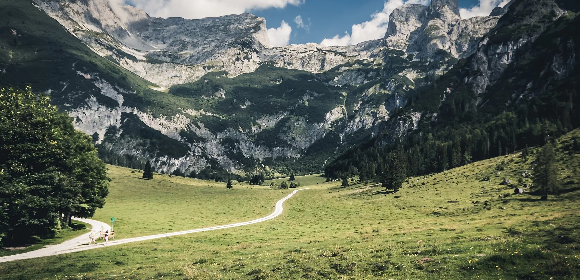 Landschaftsaufnahme mit Bergen, Wäldnern und Fluss im Sonnenschein als Location für FILM in AUSTRIA